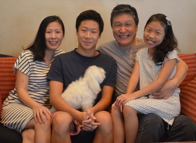 Anh Hwang, chị Thùy và hai con - Ảnh: Q.TR.