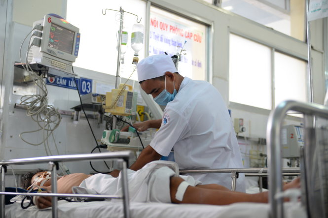 Bác sĩ khám cho một bệnh nhi viêm não điều trị tại khoa nhiễm Bệnh viện Nhi Đồng 1, TP.HCM - Ảnh: Hữu Khoa