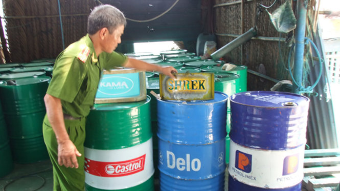 Lực lượng PC 46 Công an tỉnh Đồng Nai đang kiểm tra và niêm phong các thùng chứa dầu nhớt không rõ nguồn gốc - Ảnh: Hà Mi