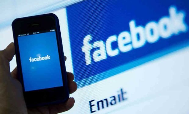 Người dùng cần cập nhật phiên bản ứng dụng Facebook mới nhất để tránh đăng nhập lỗi - Ảnh: AFP