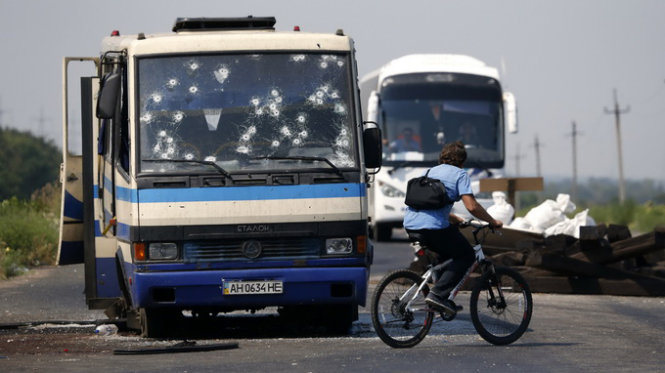 Một chiếc xe buýt dính đạn lỗ chỗ ở ngoại ô thành phố Donetsk - Ảnh: Reuters