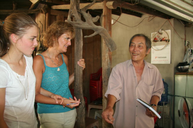 Bà Annette Herfkens và con gái lắng nghe ông Hồ Trọng Những - một trong những người đã khiêng bà ra khỏi thung lũng Ô Kha gần 22 năm trước - kể chuyện cứu mạng - Ảnh: P.S.Ngân