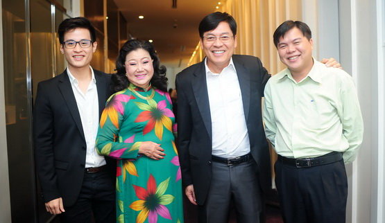 Từ trái qua: ca sĩ Hà Anh Tuấn, NSND Kim Cương, ông Phạm Phú Ngọc Trai và ông Tăng Hữu Phong - phó tổng biên tập báo Tuổi Trẻ tại họp báo