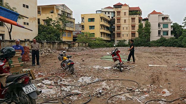 Một dự án ở phố Đội Cấn (Hà Nội) đang dang dở vì vướng thủ tục hành chính về chuyển đổi tỉ lệ căn hộ - Ảnh: Việt Dũng