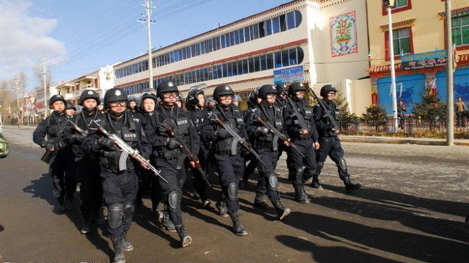 Cảnh sát vũ trang Trung Quốc tuần tra ở Tây Tạng Ảnh: Dossiertibet