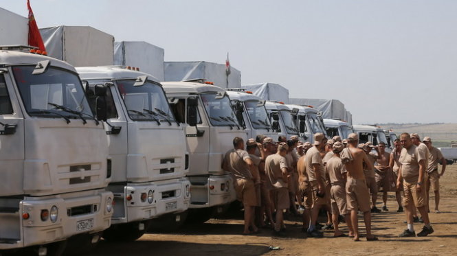 Đoàn xe cứu trợ của Nga bị mắc kẹt ở biên giới - Ảnh: Reuters