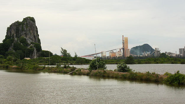 Nhà máy ximăng Hòn Chông thuộc Công ty Holcim VN đang khai thác một phần núi Mo So - Ảnh: K.Nam