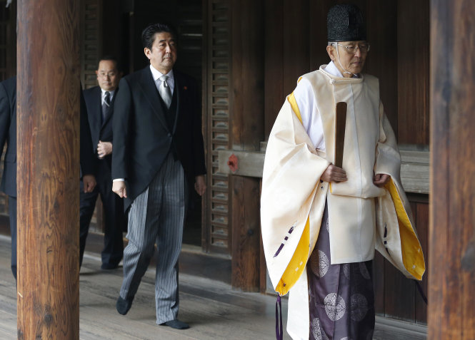 Thủ tướng Nhật Bản Shinzo Abe (giữa) từng thăm đền Yasukuni với tư cách cá nhân - Ảnh: japantimes.co.jp