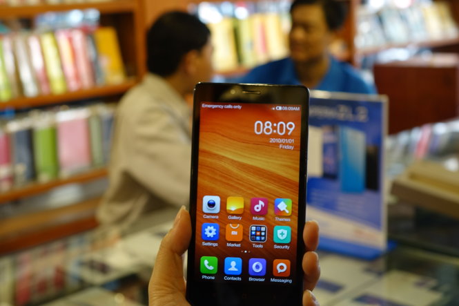 Mẫu điện thoại Xiaomi 1s được bán tại một cửa hàng ở TP.HCM - Ảnh: Như Hùng