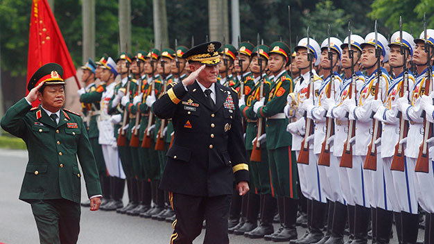 Thượng tướng Đỗ Bá Tỵ và đại tướng Martin Dempsey duyệt đội quân danh dự tại Hà Nội sáng 14-8 - Ảnh: Reuters