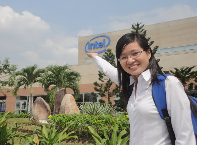 Võ Trần Vy Khanh trong một chuyến tham quan thực tế tại Nhà máy Intel VN - Ảnh: Q.NG.