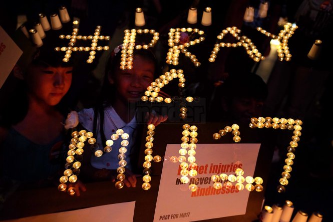 Những ngọn nến được thắp lên để tưởng niệm các nạn nhân MH17 ở Kuala Lumpur - Ảnh: themalaysianinsider.com