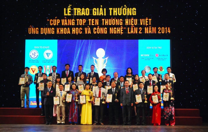 BTC trao cúp vàng cho 80 doanh nghiệp - Ảnh: Kiều Linh