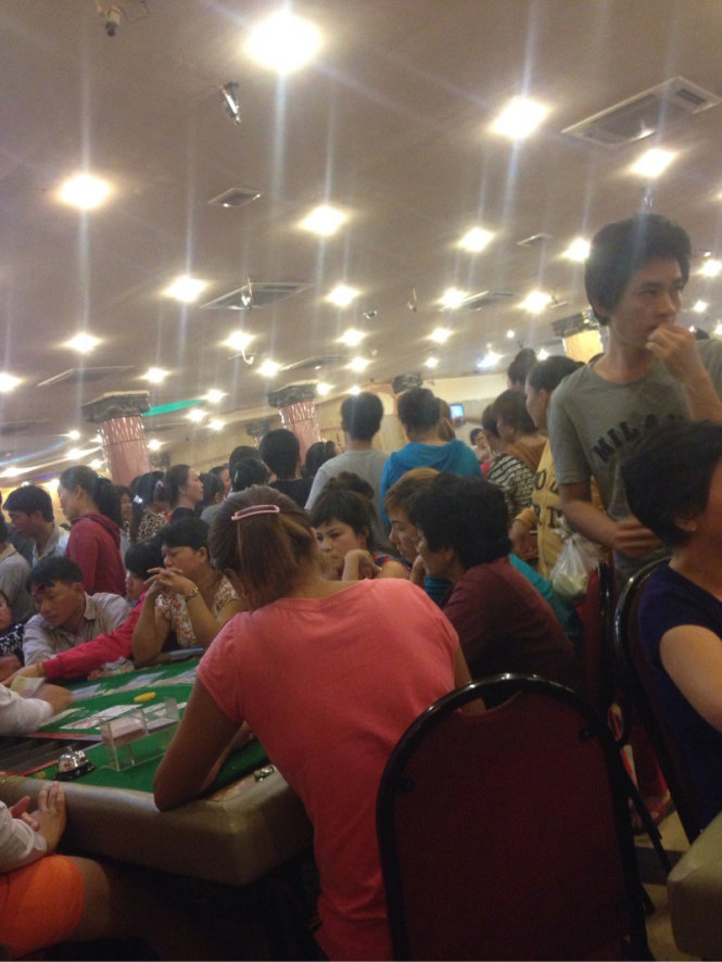 Nhiều người Việt đánh bài ở casino bên kia biên giới Campuchia nơi giáp với cửa khẩu Tho Mo, huyện Đức Huệ, Long An - Ảnh: Trần Đức