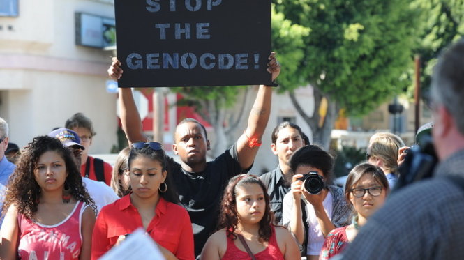 Người dân Ferguson biểu tình hòa bình để phản đối sự bạo hành của cảnh sát - Ảnh: Reuters