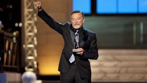 Robin Williams nhận giải dành cho nghệ sĩ hài độc thoại tại giải thưởng hài kịch Comedy Award năm 2012 ở New York (Mỹ) - Ảnh: Reuters.