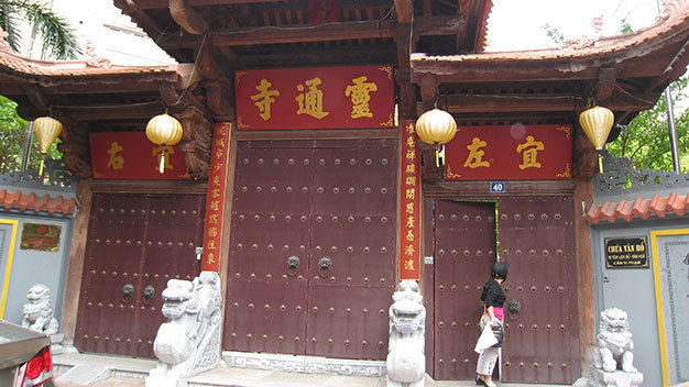 Các loại sư tử đá, nghê đá với tạo hình hung dữ  “đứng canh cửa” trước cổng chùa Vân Hồ (Hà Nội) - Ảnh: Hà Hương