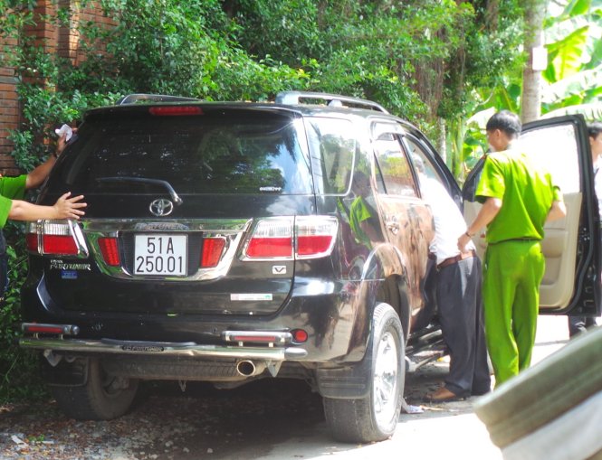 Chiếc xe phát hiện đôi nam nữ tử vong - Ảnh: Bá Sơn