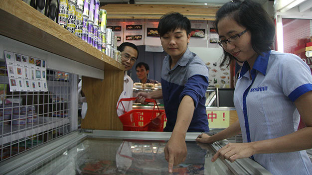 Chọn mua thực phẩm Nhật tại một siêu thị bán hàng Nhật trên đường Lê Thánh Tôn, Q.1, TP.HCM - Ảnh: N.Bình
