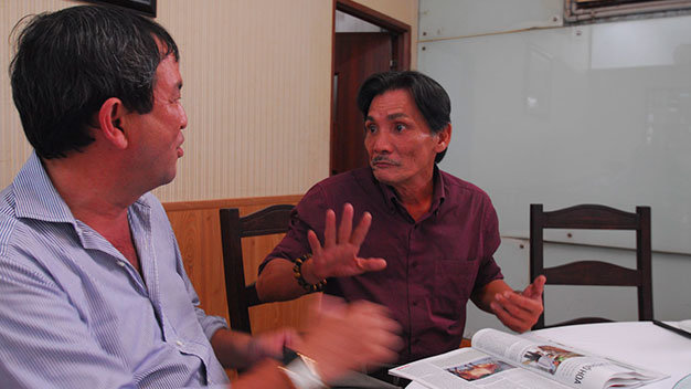 PGS.TS Nguyễn Hoài Nam trò chuyện với nghệ sĩ Thương Tín (phải) - Ảnh: Hoàng Thạch Vân