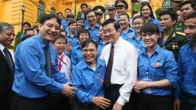 Chủ tịch nước Trương Tấn Sang chúc mừng và động viên các thanh niên tiên tiến - Ảnh: Nguyễn Quang