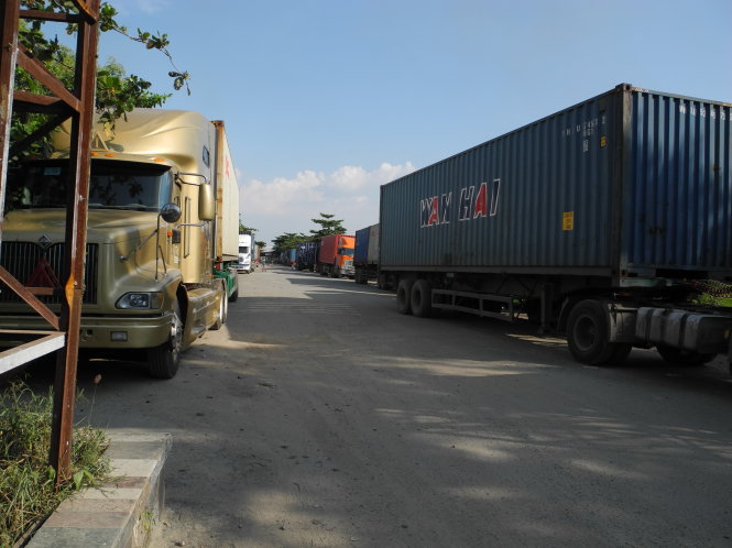 Xe container ùn ứ tại cửa khẩu Mộc Bài