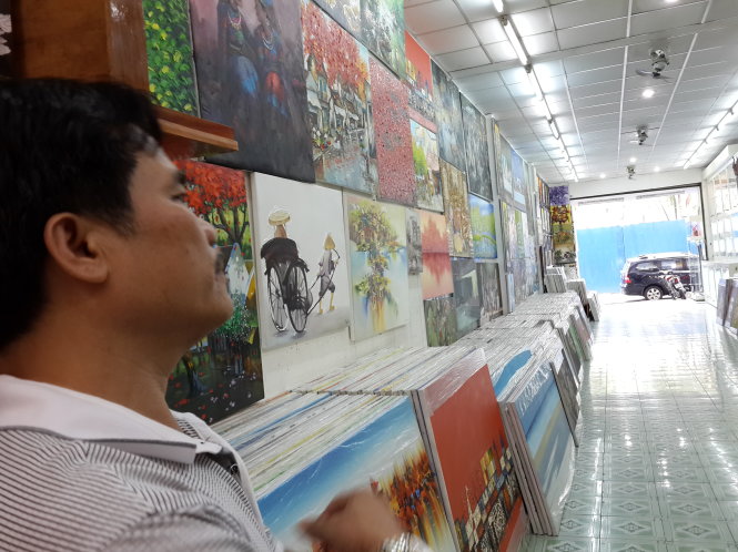 Cửa hàng tranh Tùng Lâm đìu hiu khách mua - Ảnh: Đình Dân