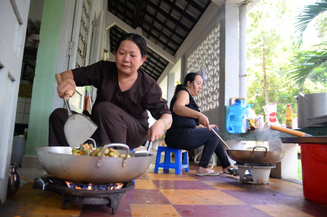 Chị Nguyễn Thị Thu nấu thức ăn chay để phát cho bệnh nhân và người nhà tại Bệnh viện 175 (ảnh chụp sáng 17-8) - Ảnh: Hữu Khoa