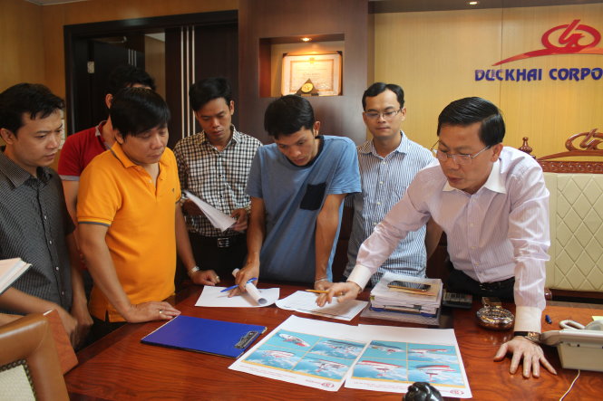 Ông Phạm Ngọc Lâm (bìa phải) - tổng giám đốc Công ty Đức Khải - trình bày phương án nhập tàu cá đầy tham vọng bằng... vốn vay ưu đãi - Ảnh: T.MẠNH