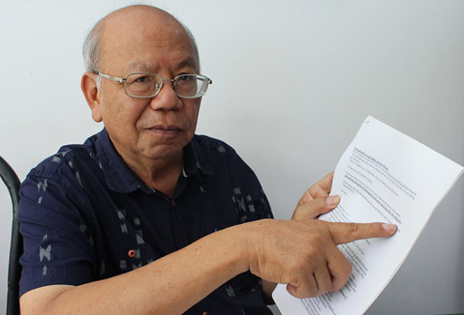 Giáo sư Nguyễn Đăng Hưng và tờ hợp đồng lao động với Trường ĐH Tôn Đức Thắng - Ảnh: H.Bình