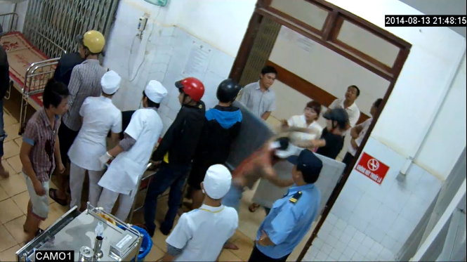 Hai nhóm thanh niên hỗn chiến trong bệnh viện - Ảnh cắt từ camera của bệnh viện