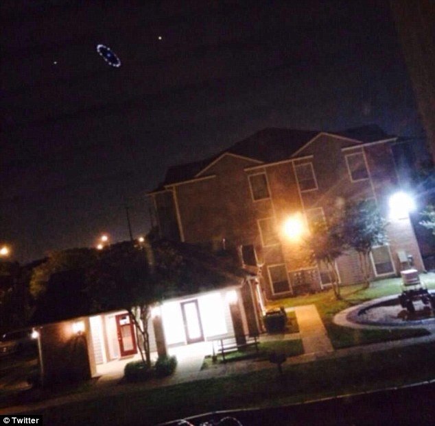 Một bức ảnh khác chụp được vật thể lạ, không xác định bay trên bầu trời khi không có đám mây - Ảnh: Daily Mail