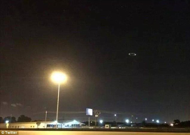 Bức ảnh cho thấy một người ở xa cũng chụp được vật thể bay đó - Ảnh: Daily Mail