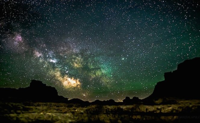 Bầu trời rực rỡ về đêm với những chùm sao sáng đủ sắc màu dưới ống kính của Randy Halverson - Ảnh: Daily Mail