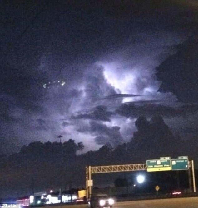 Một vài nhân chứng tại Houston đã chụp được vật thể lạ hình bầu dục bay lơ lửng trên bầu trời - Ảnh: Daily Mail