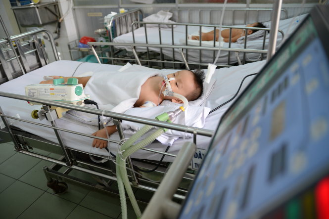 Một bệnh nhi (23 tháng tuổi, tỉnh Tiền Giang) bị viêm não Nhật Bản điều trị tại khoa nhiễm Bệnh viện Nhi Đồng 1, TP.HCM - Ảnh: Hữu Khoa