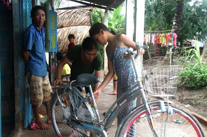 Em Hứa Kim Anh (xã Hiệp Thành) vui mừng với chiếc xe đạp mới được tặng - Ảnh: Tấn Đức