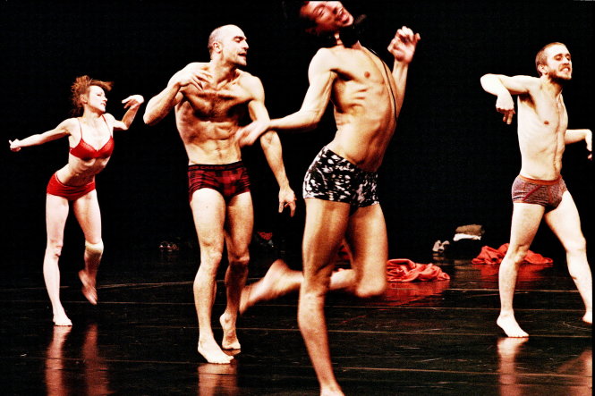 Các nghệ sĩ của Les ballet C de la B trong vở Out of context - for Pina - Ảnh: danceaustralia.com.au