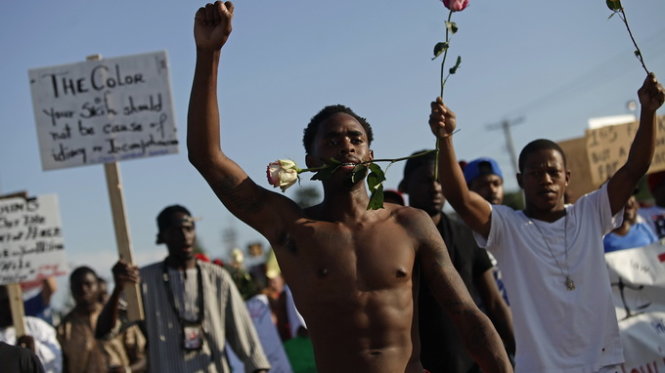 Người dân Ferguson vẫn đổ ra đường phố biểu tình phản đối vụ sát hại Michael Brown - Ảnh: Reuters
