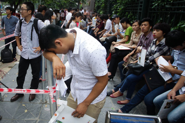 Cảnh nhiều người mệt mỏi chờ nộp hồ sơ tuyển công chức ngành thuế tại Hà Nội