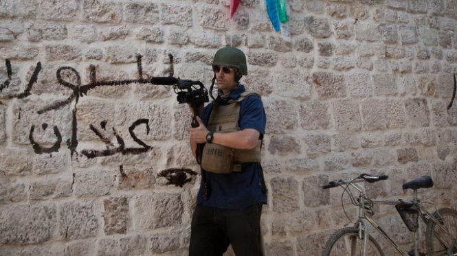 Nhà báo James Foley tác nghiệp tại Syria - Ảnh: Newsweek