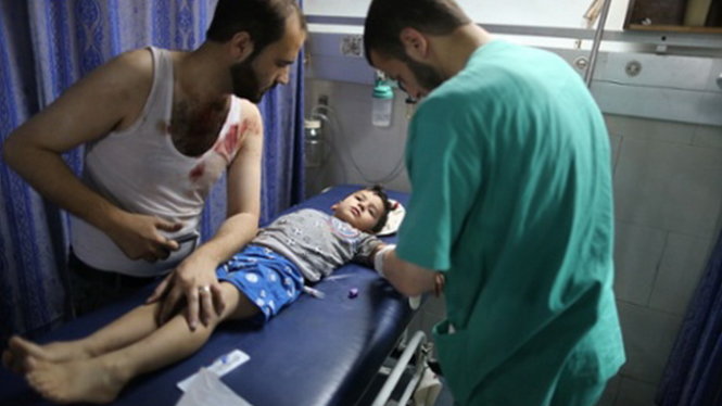 Một bé trai ở Gaza bị thương do Israel không kích - Ảnh: news.cn