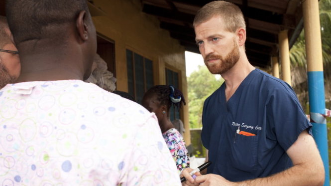 Bác sĩ Kent Brantly khi làm việc ở Liberia - Ảnh: Reuters
