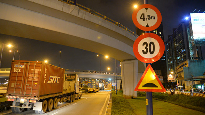 Biển báo tốc độ tối đa 30 km/giờ trên nhánh cầu A cầu vượt Cát Lái (Q.2, TP.HCM) - Ảnh: Hữu Khoa