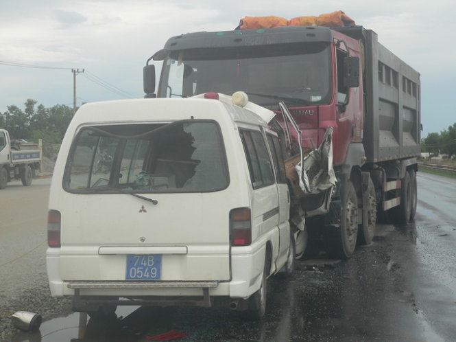 Xe cấp cứu đấu đầu xe tải trên QL 1A qua Quảng Trị chiều 21-8 - Ảnh: Q.Nam