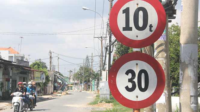 Đường Tân Xuân 6 nối quốc lộ 22 (xã Trung Chánh, huyện Hóc Môn, TP.HCM) còn biển báo hạn chế tốc độ không quá 30 km/giờ - Ảnh: Q.Khải