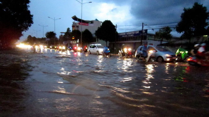 Khoảng 3km đường Nguyễn Tất Thành bỗng dưng thành sông, nước chảy ầm ầm - Ảnh: TR.TÂN