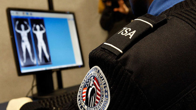Nhân viên TSA kiểm tra hành khách với máy quét toàn thân Rapiscan Secure 1000 - Ảnh: AFP