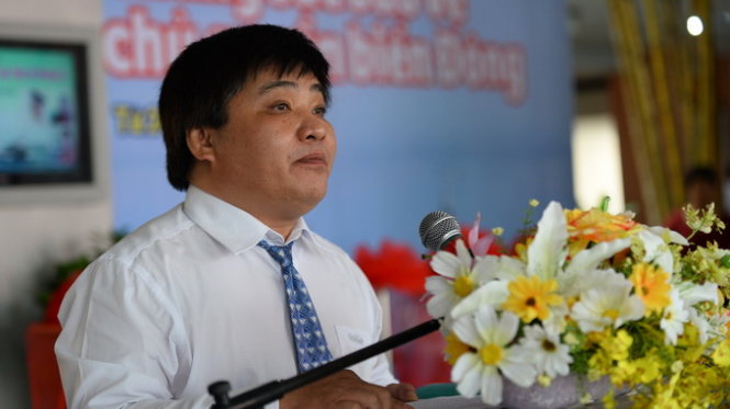 Ông Lê Thế Chữ - Phó Tổng biên tập báo Tuổi Trẻ phát biểu tại lễ khai mạc