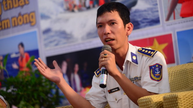 Đại úy Lê Trung Thành - Thuyền trưởng tàu CSB 4033 giao lưu với bạn đọc tham dự chương trình giao lưu - Ảnh: Quang Định